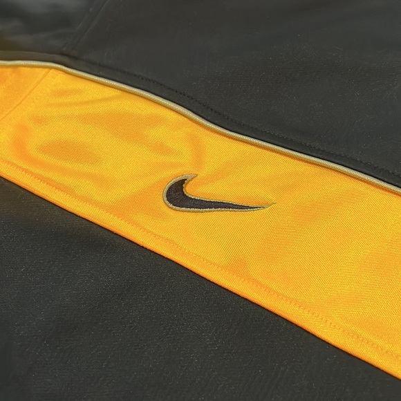 Men’s Nike Basketball Shooting Shirt - Michigan. - Picture 3 of 7
